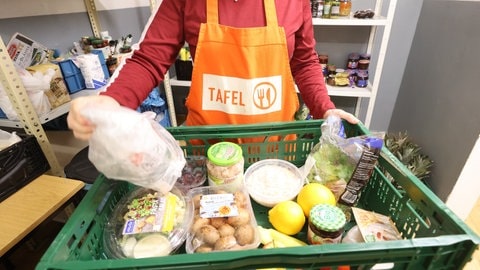 Mitarbeiter der Tafel bereiten die Ausgabe von Lebensmitteln vor