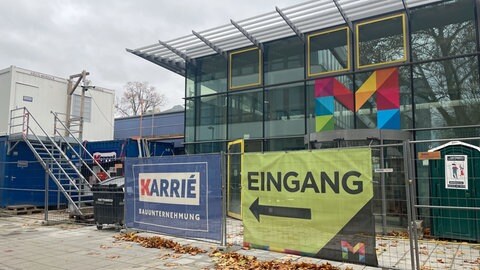 Bauzäune vor dem Eingang des Mainzer Taubertsbegbades. Die Eröffnung verschiebt sich, weil die Baufirma Karrié pleite ist. 