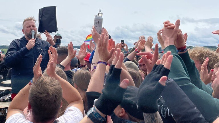 Auftritt der Band Feine Sahne Fischfilet auf dem Campingplatz von Rock am Ring