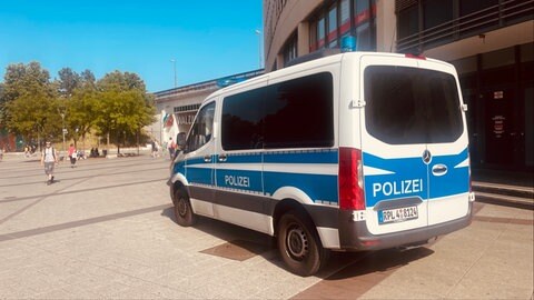 Ein Polizeibus am Berliner Platz in Ludwigshafen. Bei umfangreichen Kontrollen und einer Razzia wurden drei Männer festgenommen.