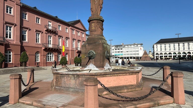 Bauwerke in Karlsruhe von Friedrich Weinbrenner: Der Brunnen auf dem Karlsruher Marktplatz