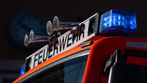 Blaulicht ist auf einem Einsatzfahrzeug der Feuerwehr zu sehen. Auf der A6 bei Kirchberg ist ein Kleinbus einer sechsköpfigen Familie ausgebrannt.