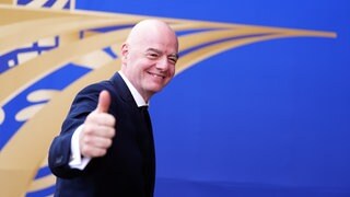 FIFA-Präsident Gianni Infantino bei seiner Ankunft vor dem WM-Finale im Stadion. Er lacht in die Kamera und hebt den Daumen.