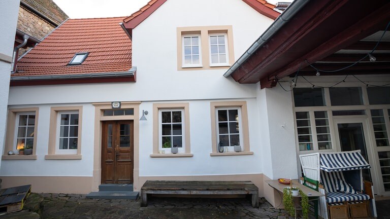 Das liebevoll sanierte Landhäuschen mit roten Dachziegeln und einer schönen alten Eingangstür
