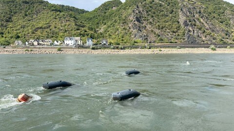 Drei Strömungsturbinen der Firma Energyminer schwimmen im Rhein bei St. Goar
