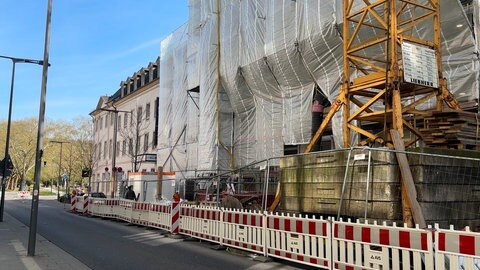 Die Baustelle am Koblenzer Theater wird noch bleiben: Die Sanierung dauert sechs Monate länger als geplant.