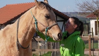 Tierpflegerin mit Pferd