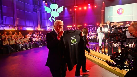 Bei der Verleihung des Deutschen Schulpreises hat Frank-Walter Steinmeier ein persönliches Geschenk von der Ernst-Reuter-Schule aus Karlsruhe bekommen.