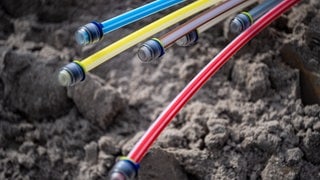Glasfaser-Kabel liegen auf dem Boden: Im Rhein-Lahn-Kreis geraten Subunternehmer nach der Insolvenz eines Kölner Glasfaser-Unternehmens ins finanzielle Schwierigkeiten.