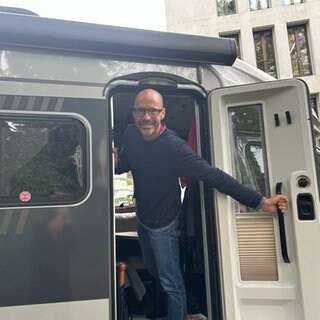 Der Minimalist Rafael Treite in seinem Reisemobil