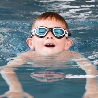 Wasser ist sein Element - der sechsjährige Lenny Richrath aus Bihlafingen im Schwimmbecken