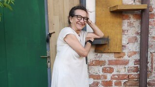 Die Sozialarbeiterin Maria vor ihrem „Kulturpalast“ in Praga, Warschau.