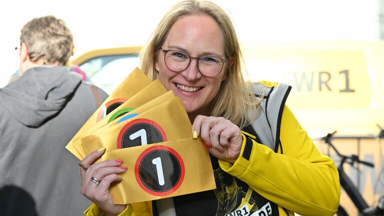 Melanie hat gut lachen - sie weiß, wer auf welchen Plätzen gelandet ist!