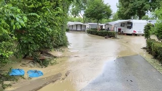 Wassermassen fließen nach dem Unwetter im Juni 2024 über den Campingplatz Markdorf.
