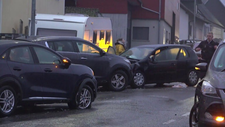 In Aalen-Oberrombach (Ostalbkreis) sind zehn Autos ineinander gerutscht.