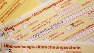 Auf einem Überweisungs-Abrechnungsschein eines Arztes in Berlin steht der Hinweis "Psychotherapie"