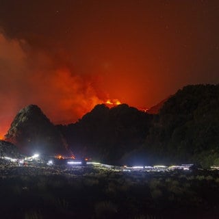 Eruptive Aktivität des Ätnas mit aktiven Lavaflüssen.