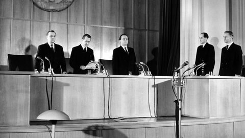 Das Oberste Gericht der DDR verurteilte den Bonner Bundesminister Theodor Oberländer am 29.4.1960 in Abwesenheit zu lebenslänglichem Zuchthaus. Der Bundesvertriebenenminister hatte 1959 auf einer Pressekonferenz in Bonn den Vorwurf zurückgewiesen, die aus ruthenischen und ukrainischen Soldaten rekrutierte Einheit "Nachtigall" habe 1941 nach dem Einmarsch der deutschen Truppen in Lemberg in der Ukraine ein Blutbad in den Gefängnissen der Stadt angerichtet.