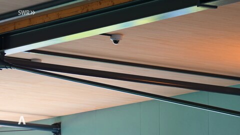Kamera in Decke eines Schwimmbads