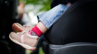 Bei einem Einsatz in Zweibrücken hat die Polizei gewaltsam ein Auto geöffnet. Ein Baby war mit den Autoschlüsseln darin eingeschlossen (Baby-Füße ine in einem Auto-Kindersitz).