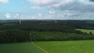 Windräder ragen aus einem Wald bei Lauterstein: Der dortige Windpark gehört zu den größten in Baden-Württemberg.