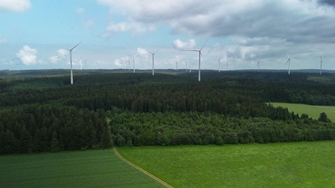 Windräder ragen aus einem Wald bei Lauterstein: Der dortige Windpark gehört zu den größten in Baden-Württemberg.