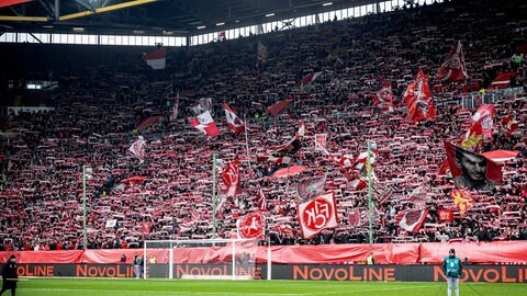 Die Westkurve im Fritz-Walter-Stadio des 1. FC Kaiserslautern
