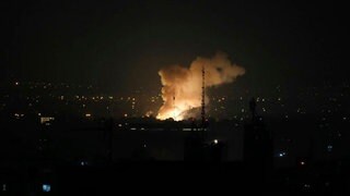 Israelischer Angriff auf Iran: Rauch steigt über Teheran auf