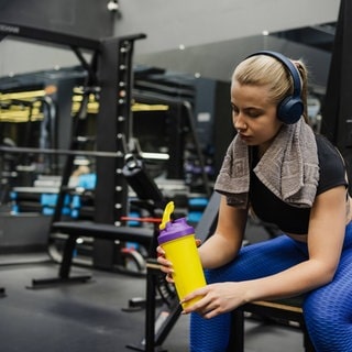 Lesenswert Magazin am 17.08.25 Junge Frau mit Kopfhörern im Fitnessstudio (Beitrag "Verena Keßler - Gym")