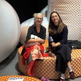 Die Übersetzerin Eva Provousová im Gespräch mit der SWR Kulturredakteurin Kristine Harthauer im Ehrengastpavillon Tschechien auf der Frankfurter Buchmesse 2026