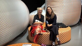 Die Übersetzerin Eva Provousová im Gespräch mit der SWR Kulturredakteurin Kristine Harthauer im Ehrengastpavillon Tschechien auf der Frankfurter Buchmesse 2026