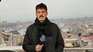 ARD-Korrespondent Benjamin Weber hält ein Mikrofon in der Hand und schaut in die Kamera.  Die Massenproteste im Iran gegen das Mullah-Regime wurden brutal niedergeschlagen. ARD-Korrespondent Benjamin Weber schätzt in SWR1 Leute die Lage vor Ort und die Zukunft des Iran ein.