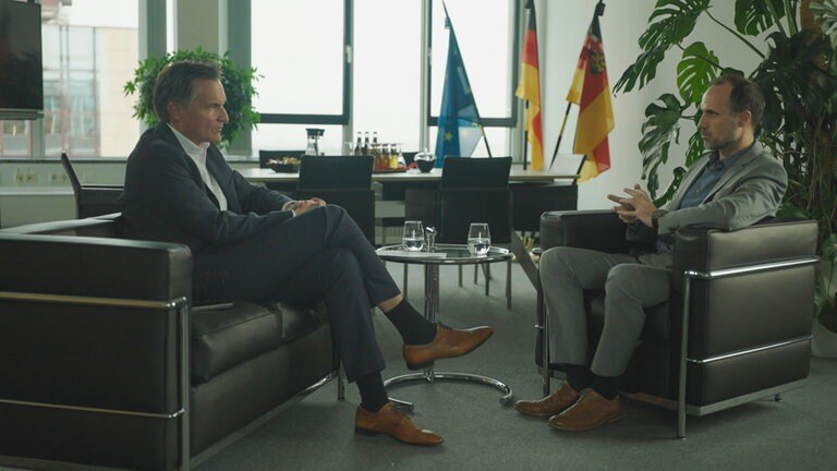 Sascha Becker im Gespräch mit dem rheinland-pfälzischen Gesundheitsminister Clemens Hoch (SPD).