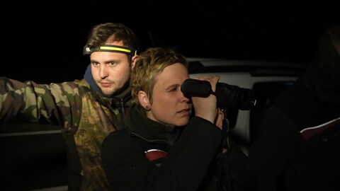 Anja Schneider schaut sich die Tiere durch ein Nachtsichtgerät an. 