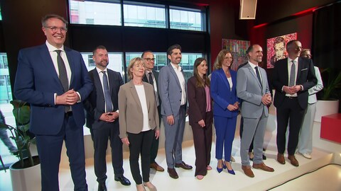 Ministerpräsident Alexander Schweitzer stellt die fünf SPD-Minister in der neuen Landesregierung vor.