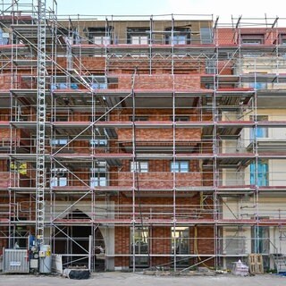 Baustelle eines Mehrfamilienhauses mit neuen Wohnungen in Rheinland-Pfalz