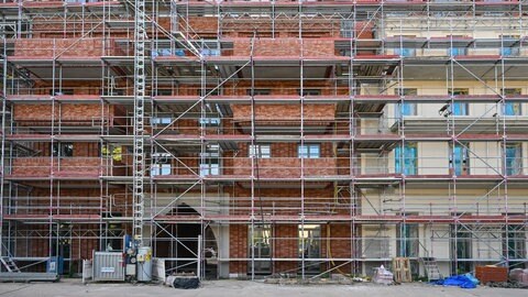 Baustelle eines Mehrfamilienhauses mit neuen Wohnungen in Rheinland-Pfalz