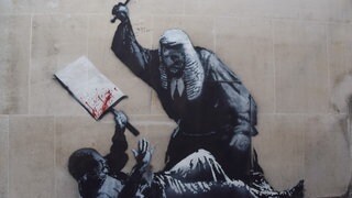 Bild von Bankys an Londoner Gerichtsgebäude