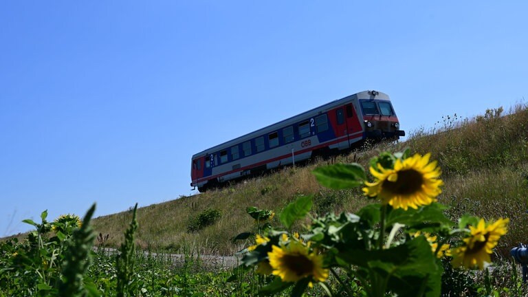 Die Fahrt von Wien Hbf geht durch den „Speckgürterl“ der österreichischen Metropole.