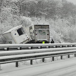 Ein Lkw ist auf der schneeglatten A1 am Samstag verunglückt 