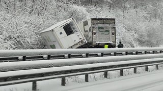 Ein Lkw ist auf der schneeglatten A1 am Samstag verunglückt 