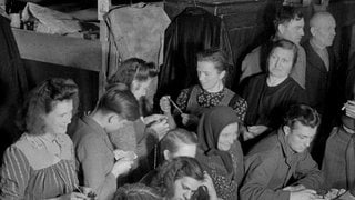 Flüchtlinge in der Baracke 5 im Wohnlager Allach-Ost  München am 27.4.1949