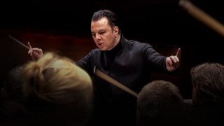 Teodor Currentzis dirigiert