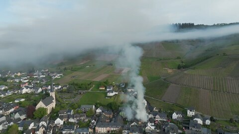 In Kröv ist ein leerstehendes Haus in Brand geraten. Der Rauch ist so stark, dass er bis in die umliegenden Orte zieht. Anwohner sollen Türen und Fenster geschlossen halten.