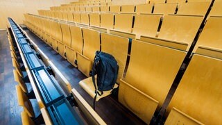 Ein Hörsaal als Sinnbild für die Karriere von Prof. Inge Schüssler vom Arbeiterkind zur Professorin