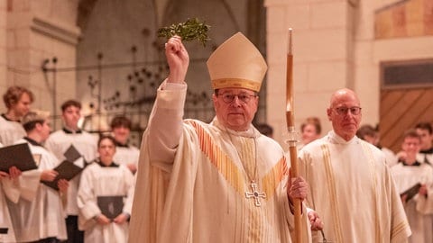 Der Limburger Bischof Georg Bätzing in der Messe der Osternacht im Limburger Dom.