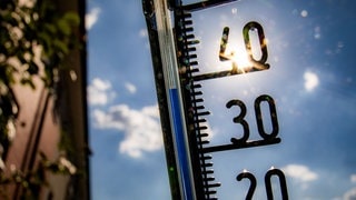 Bauunternehmen passen sich an den Klimawandel an. Heiße Sommer sorgen für ein Umdenken. Auch in Pflegeheimen und Schulen.