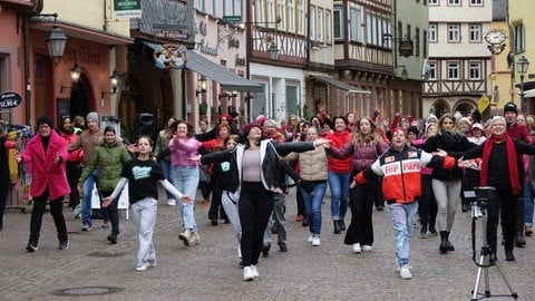 Dutzende Frauen tanzen im Rahmen einer Demo in Wertheim.