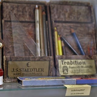 Antiquarischer Bleistiftkasten als Ausstellungsstück