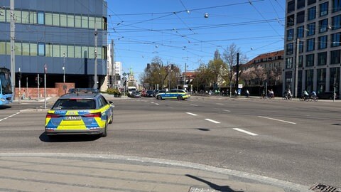 Zwei Polizeiwagen sperren die Olgastraße Ecke Neutorstraße ab. Rund 70 Menschen haben an der Fahrraddemonstration in Ulm teilgenommen. Auf dem Rad demonstrierten sie für mehr Klimaschutz.
